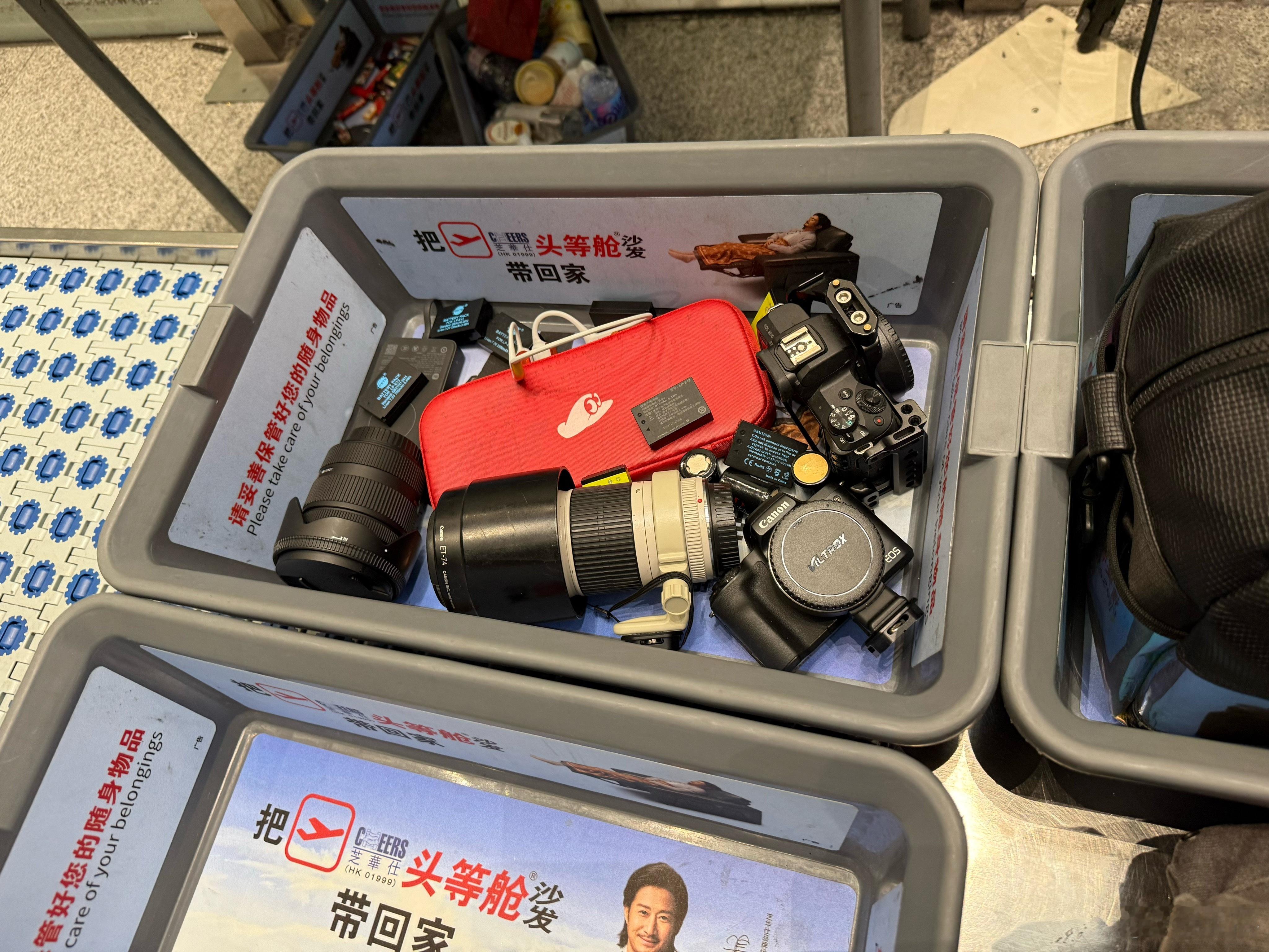 满盆的廉价摄影器材，满碗的预制科技拉面。啊…T3。 