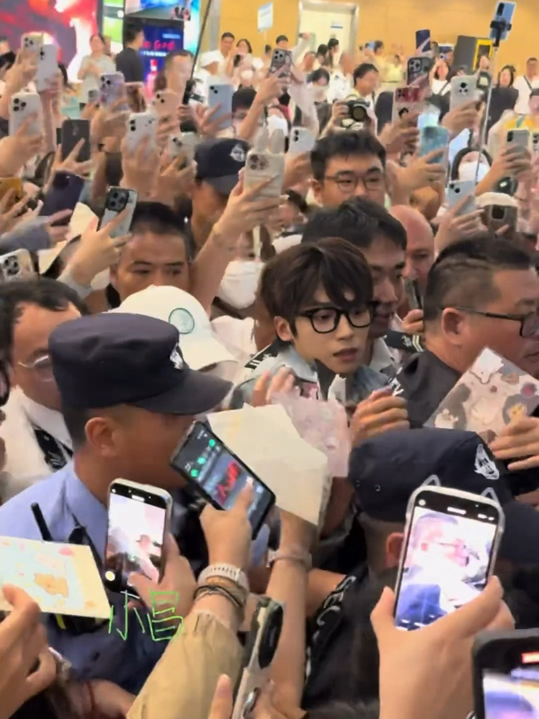 《逆爱》剧组走机场受害场联盟（3/4） ​​​