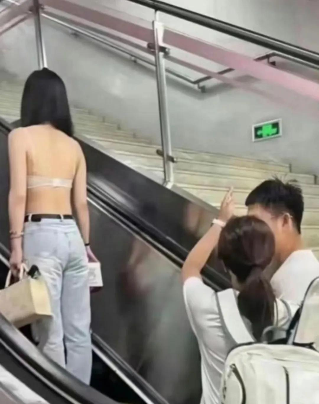 #秋日生活随拍# 一个女的居然直接穿胸罩就出门，这个还能是穿衣自由吗？
