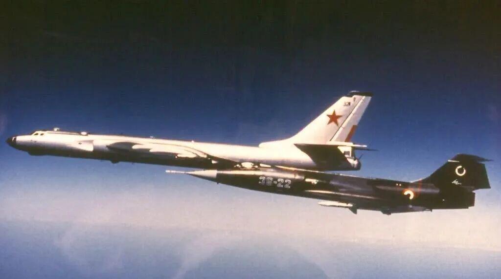 1987年，意大利空军的F-104S拦截一架苏军的图-16轰炸机，意大利空军的F