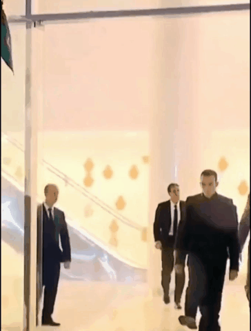 摩洛哥王子因对方试图行吻手礼而婉拒握手，但也有接触，还好他抽的快。这种现象在他成