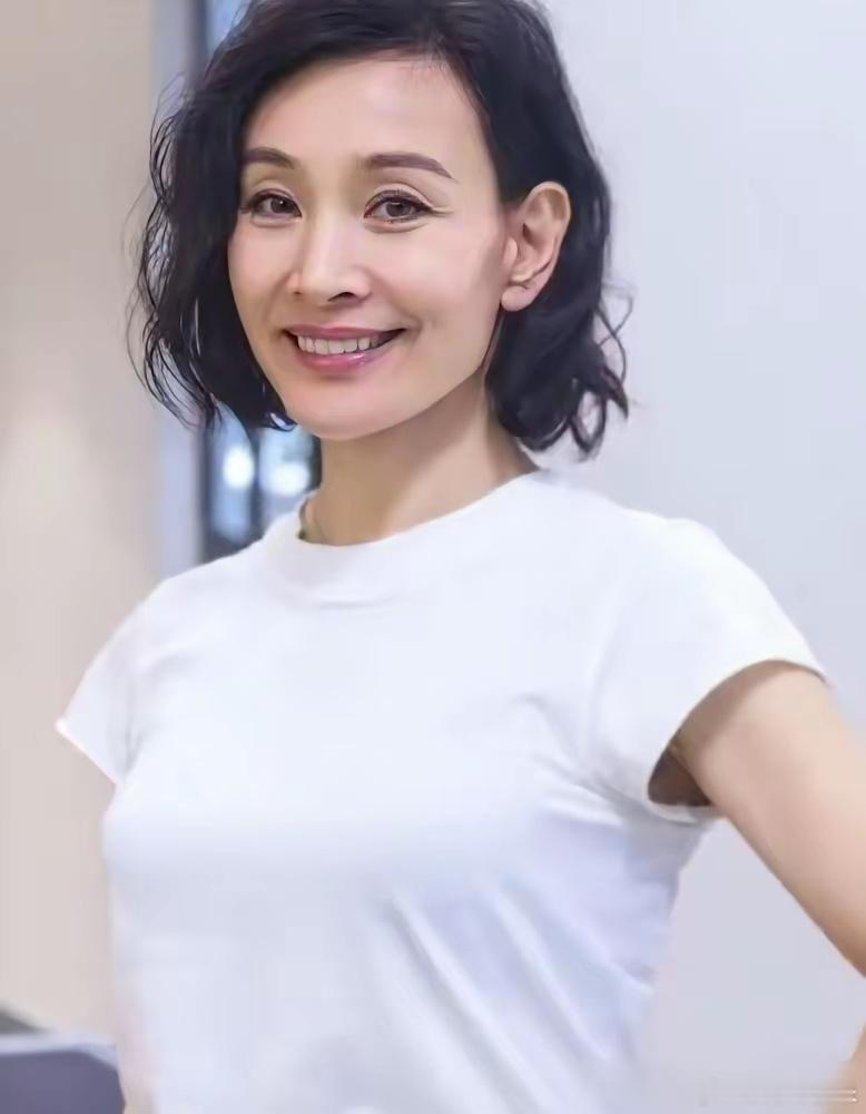 《问心》里陈冲的脸，一半人夸演技封神，一半人骂看着就出戏。她演的那个妈，方竹清，
