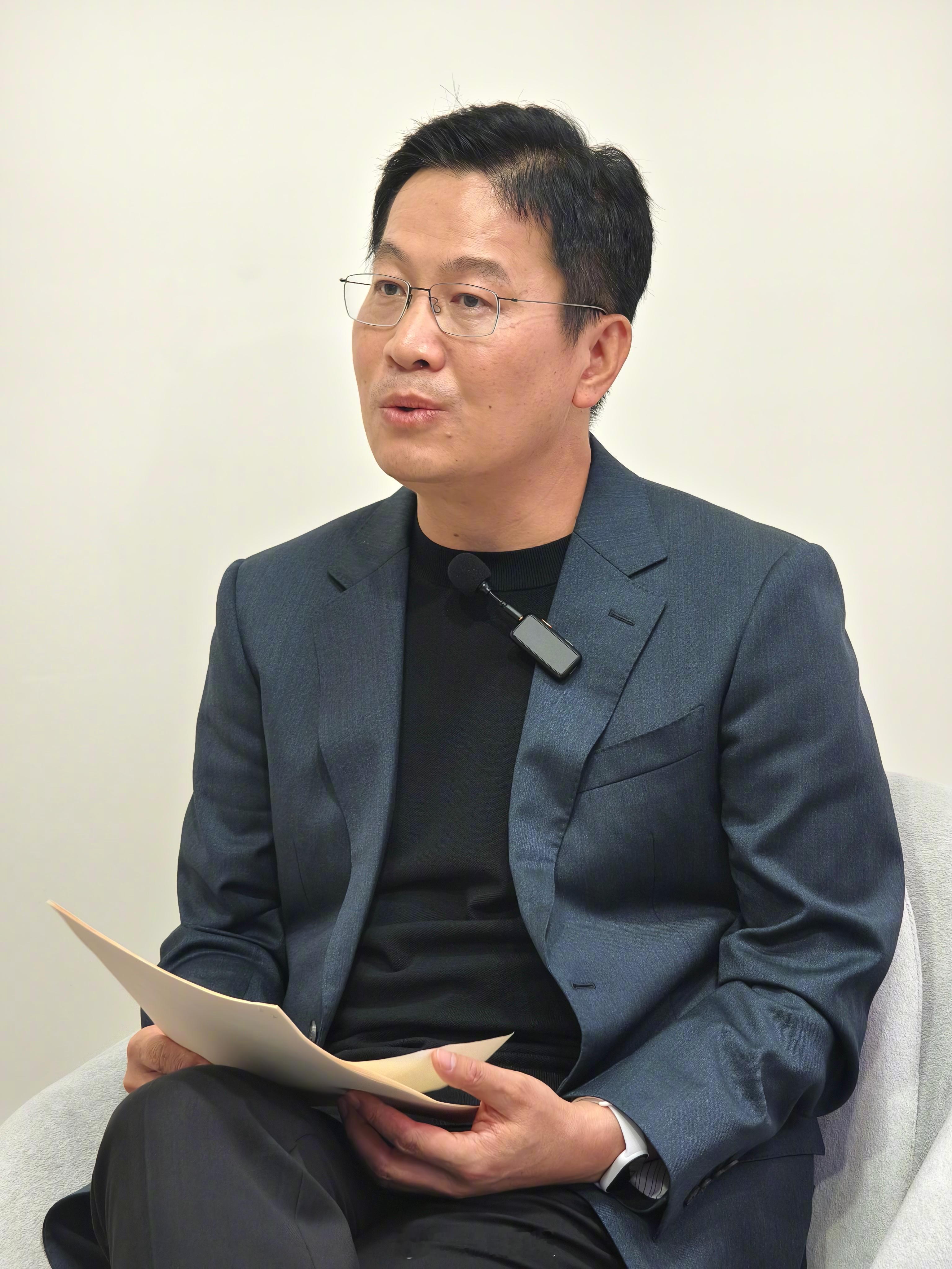 【卢伟冰称中折叠解决大小折的痛点，卢伟冰称中折叠将推动市场翻倍】在IFA 202