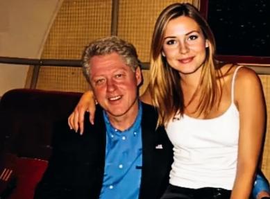 克林顿身边这女子是谁啊？
该女子长相是不是挺漂亮啊？
大家认为该女子颜值怎么样啊