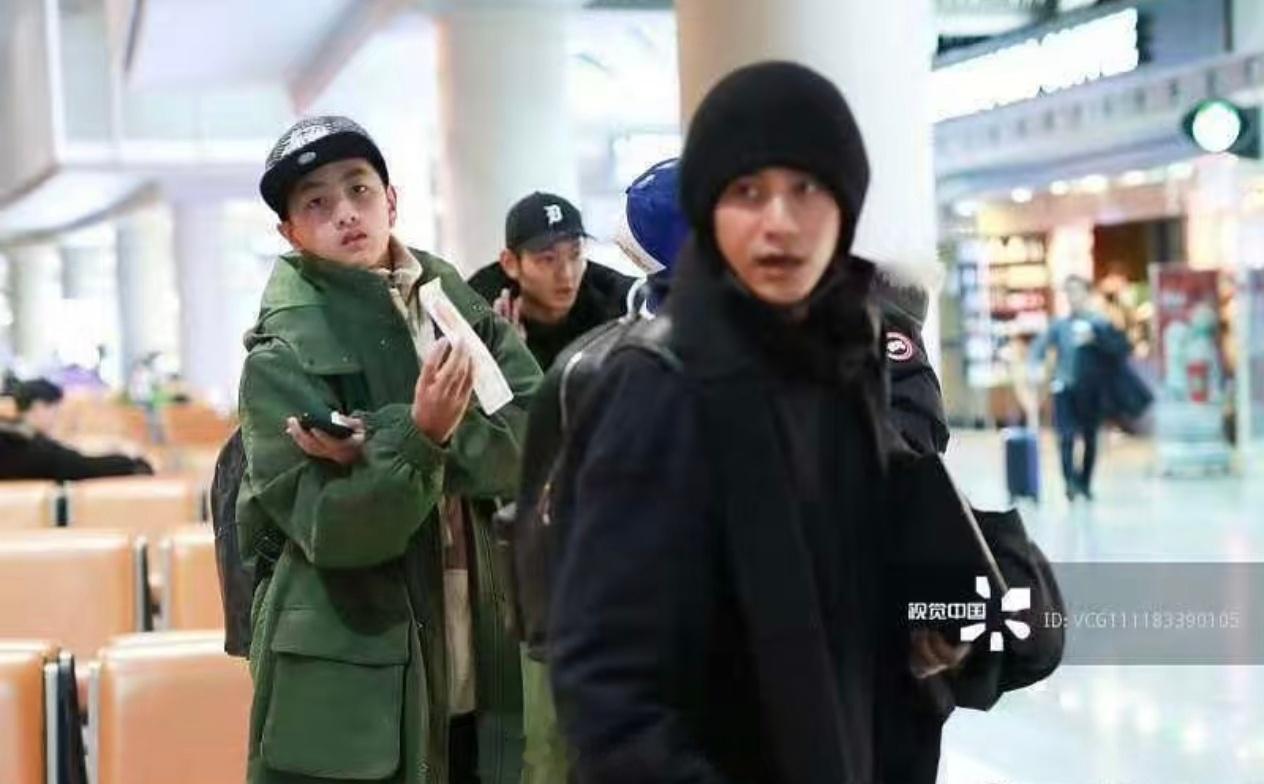 陈坤参加侄子高中毕业典礼 陈坤参加侄子高中毕业典礼，都长这么大了 