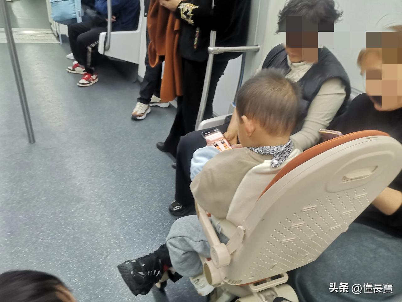 坐在婴儿车就能自如玩手机，长大后肯定是高手。