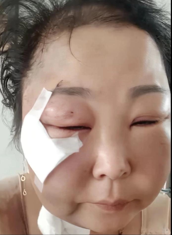 “张丽萍和第一任丈夫生活的时候，从来不用劈柴做饭，连大女儿的衣服都是丈夫缝的。”