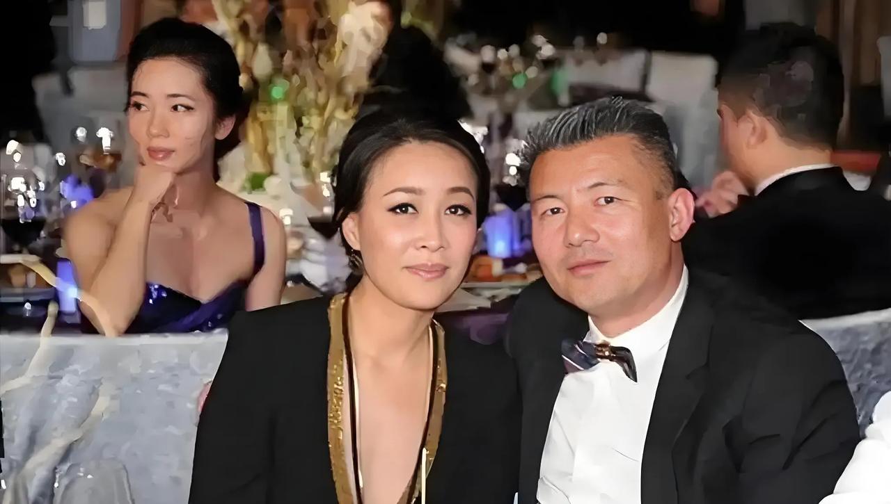 那英可能早就离婚了，只不过没公布。证据是：他们夫妻合伙开的公司已经全部注销了，估