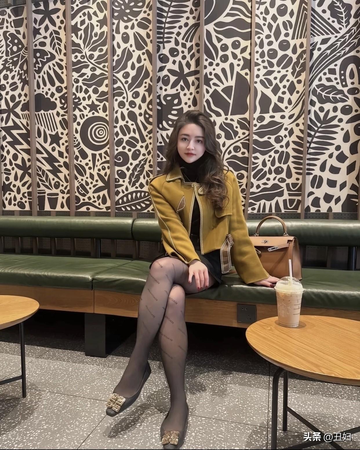 漂亮的女生都有哪几个特征还有些女生仪表端庄，说话温和、举止大方，哪怕穿基础款也端