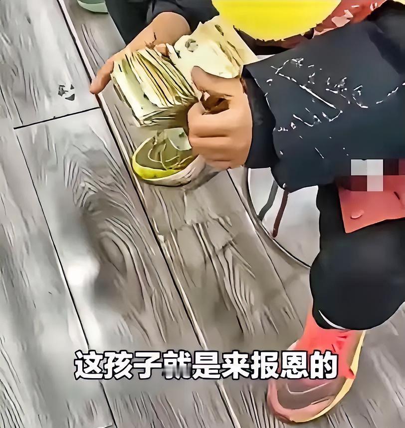 石家庄鞋店这事儿，真的越品越有味道！11岁小男孩揣着攒了半年的一元纸币，怯生生给