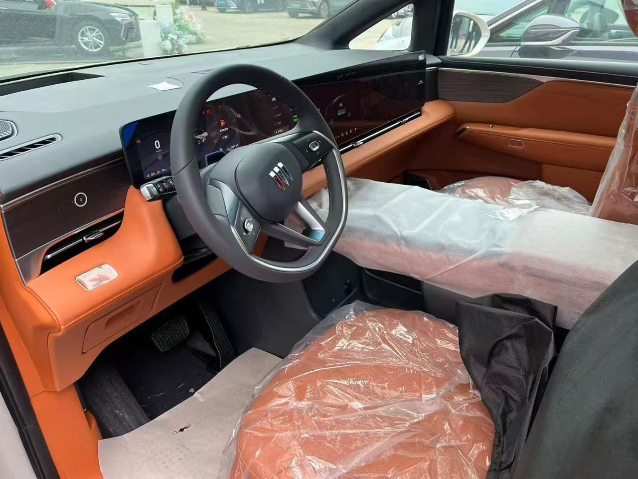 这款别克至境世家的空间其实是主流水平，和那种纯电车型相比，还是略微欠缺一些，但是