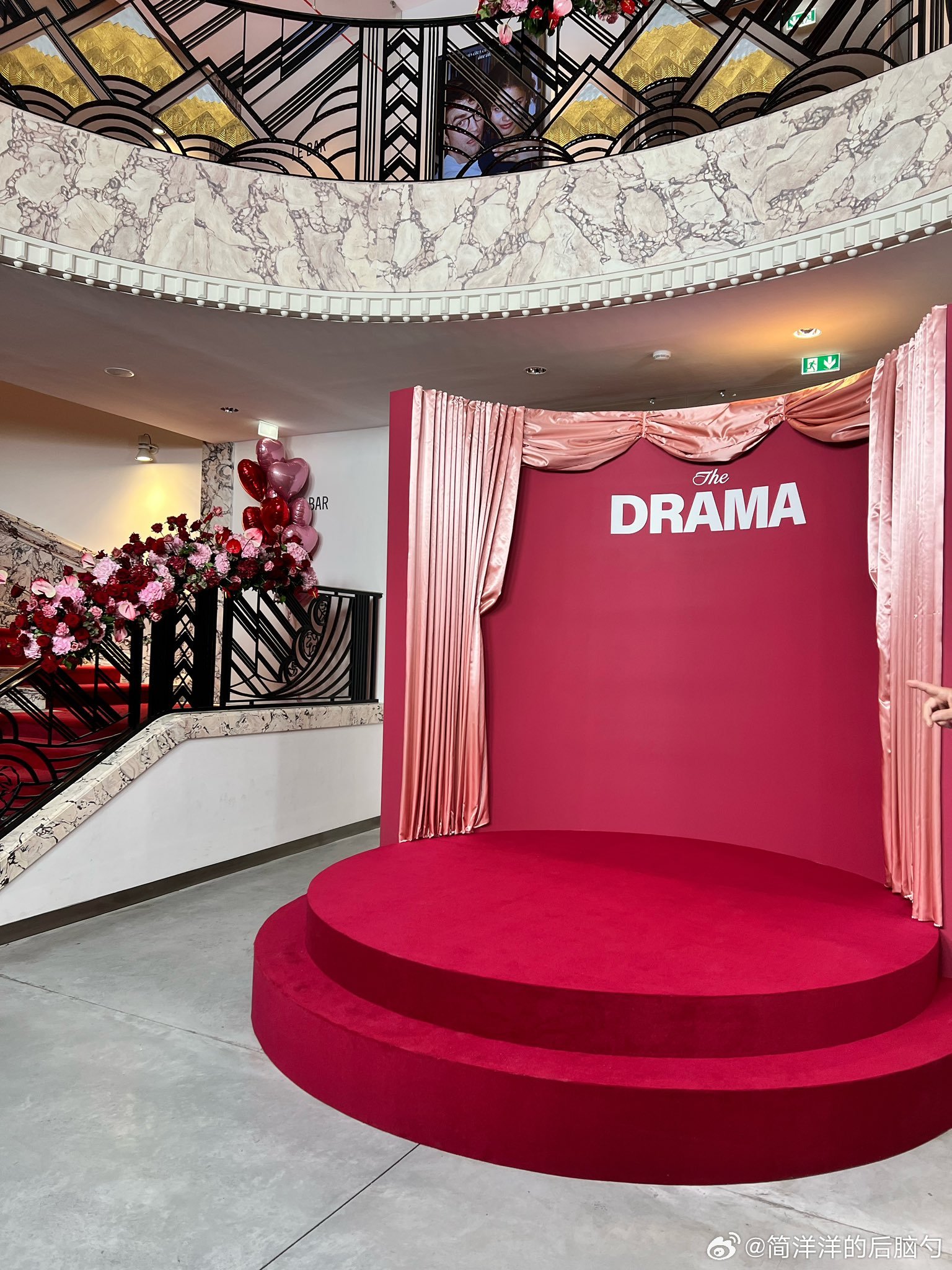 《爱情抓马》的首映礼真的弄成了一个婚礼 