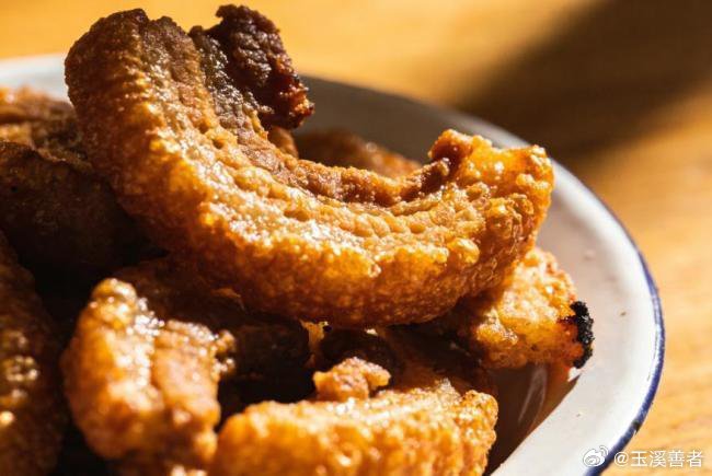 猪油渣不是不能吃，而是要看身体状态和吃的方式。据中医推荐：上年纪人晚餐保持清淡好