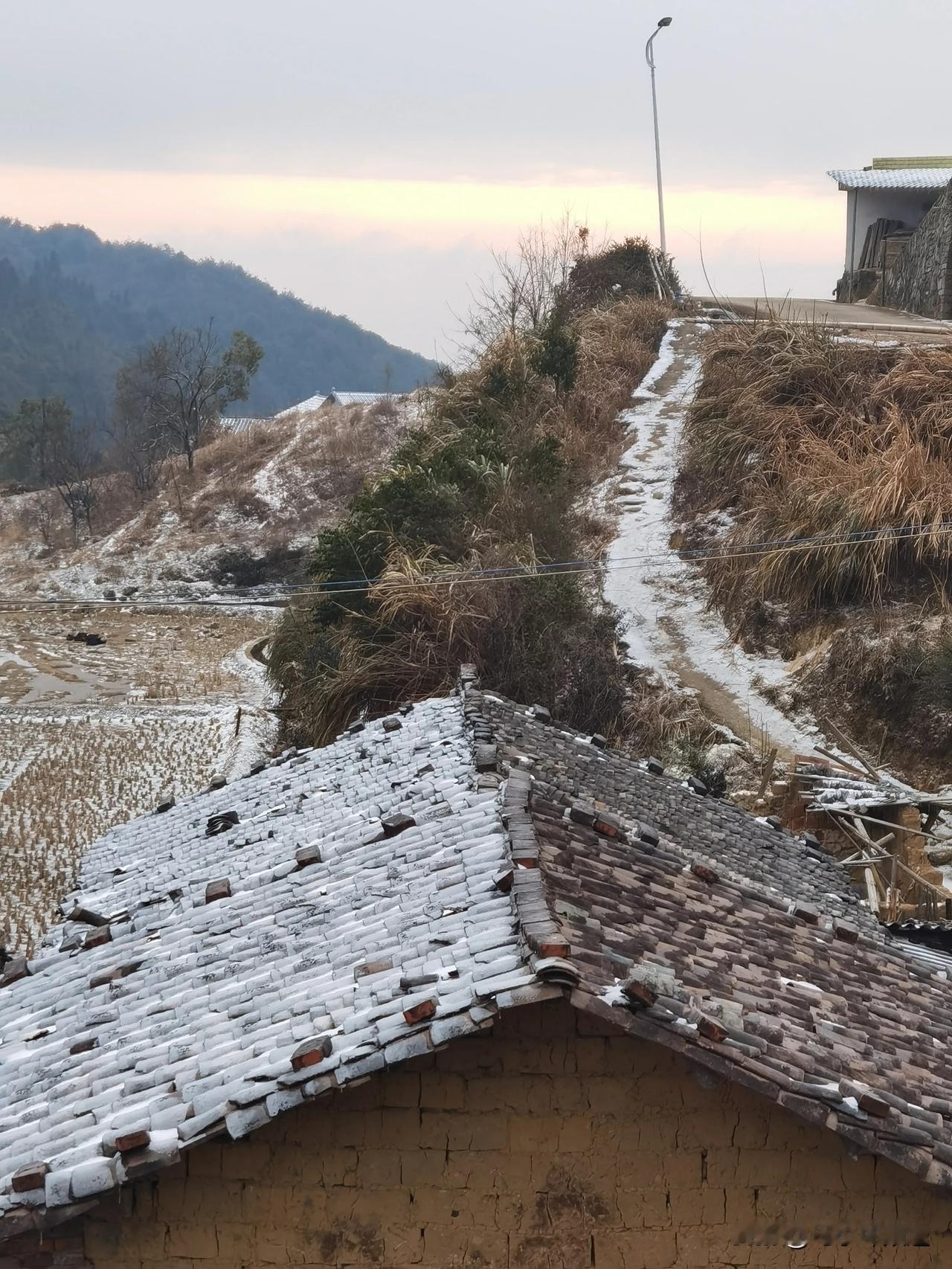 谁说广东不下雪的，不用到尔滨南方小土豆也可以看见雪了[耶][耶][耶]
