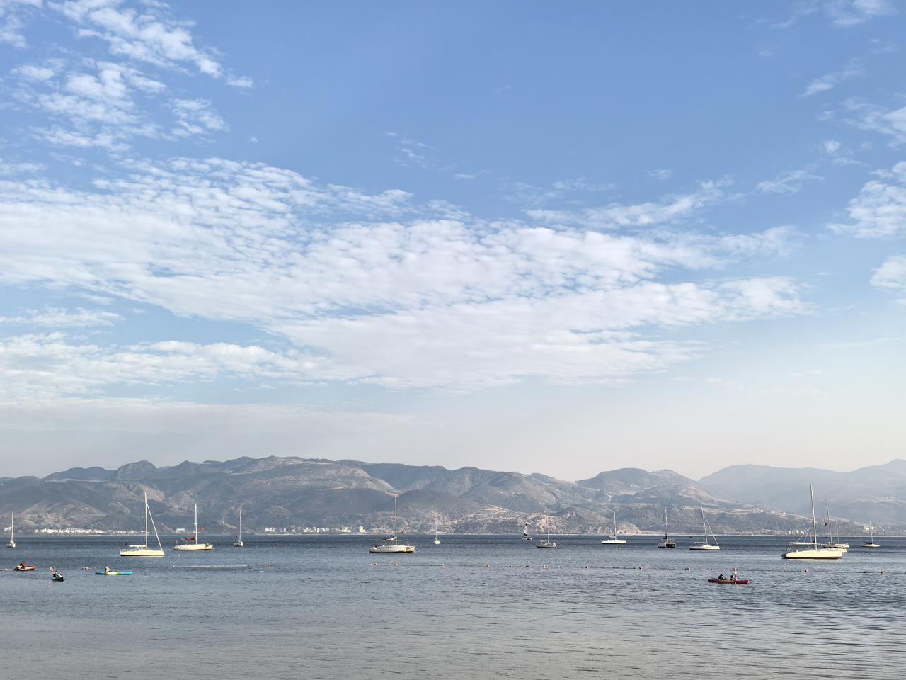 伊朗的反击告诉全世界一个道理，那就是把美国的军事基地砸了，也没什么，不仅没有传说