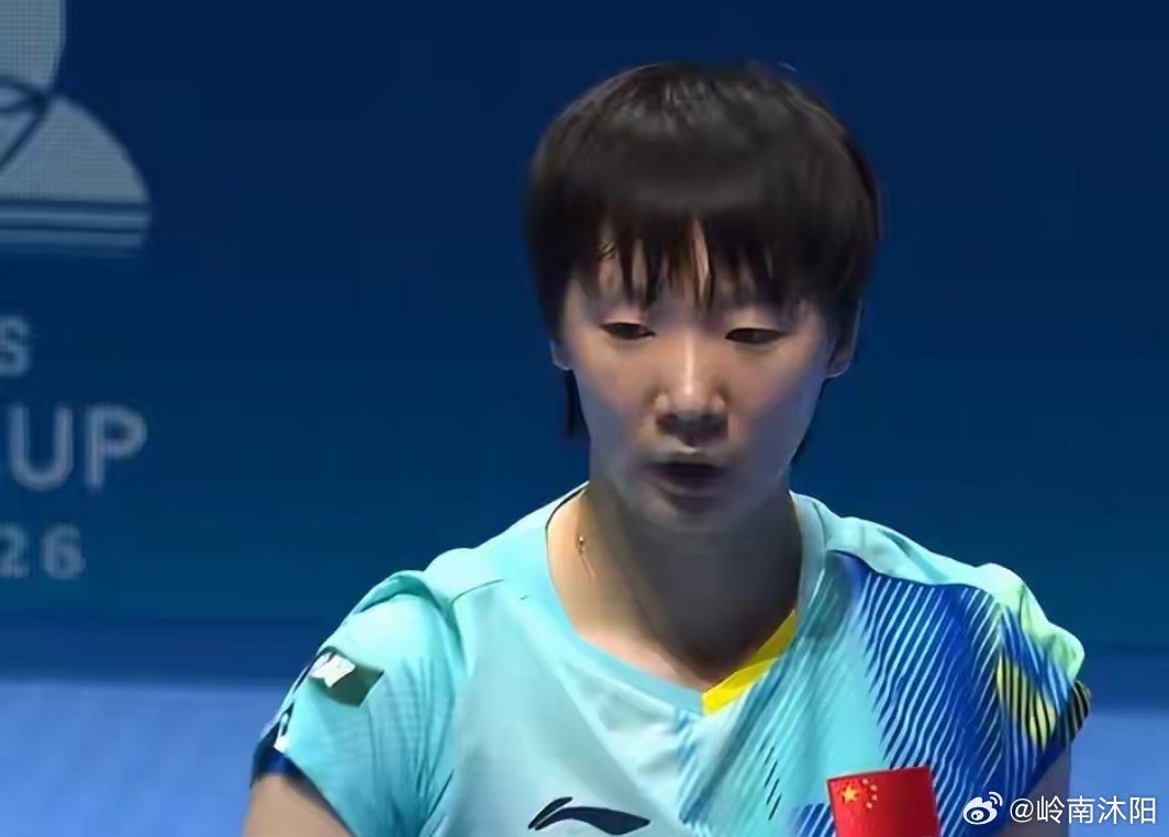 在5日落幕的乒乓球世界杯女单决赛中，上演了一场堪称经典的巅峰对决。孙颖莎与王曼昱