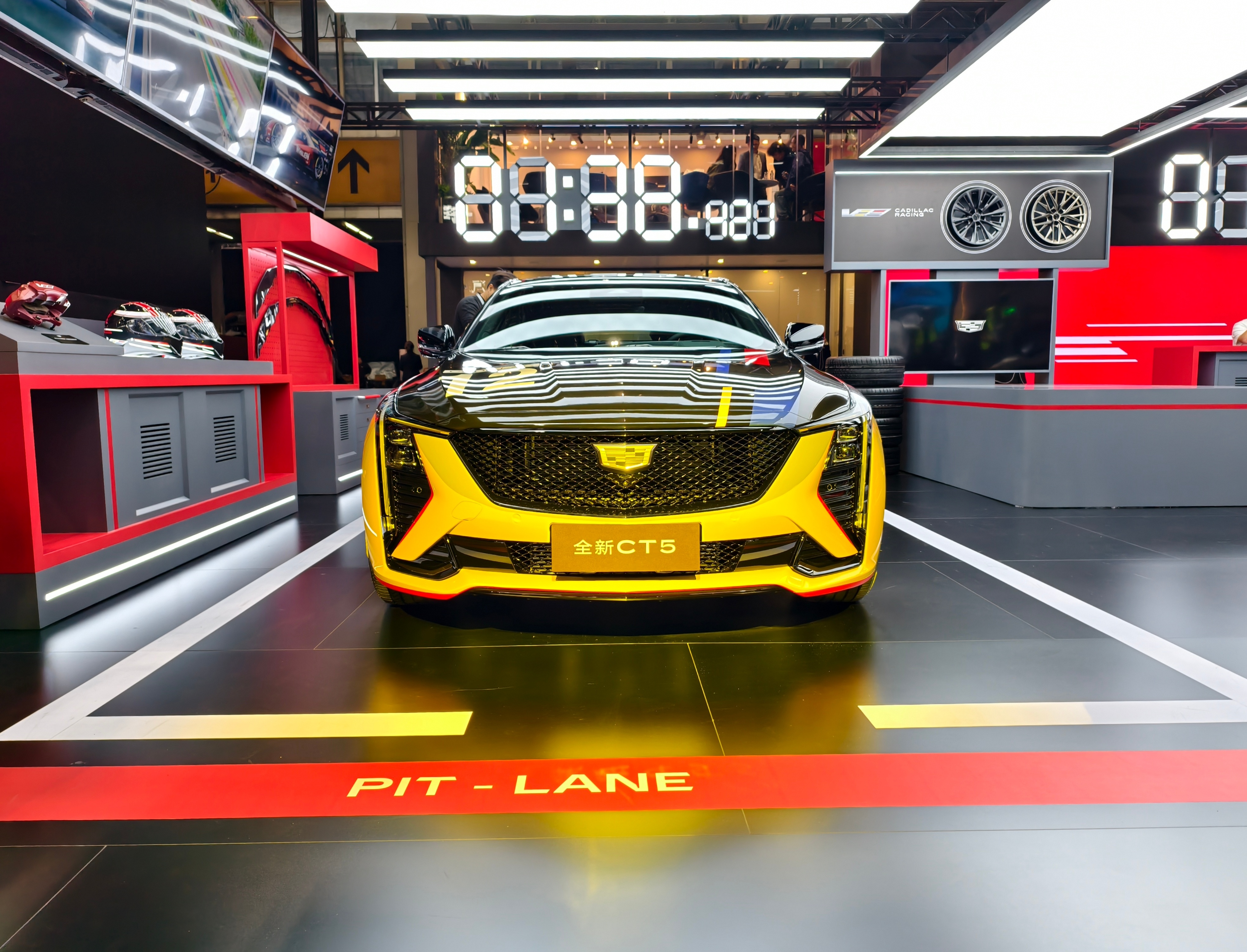 凯迪拉克全新CT5在广州车展正式亮相。此次新车以“满改出厂”姿态呈现，推出专属性