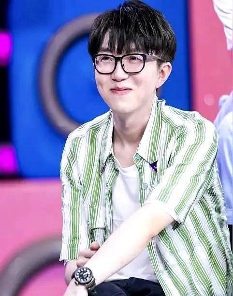 毛不易一句“能一周不洗澡”，直接把何炅问傻了。
 
他说东北人洗澡，那是一套“大