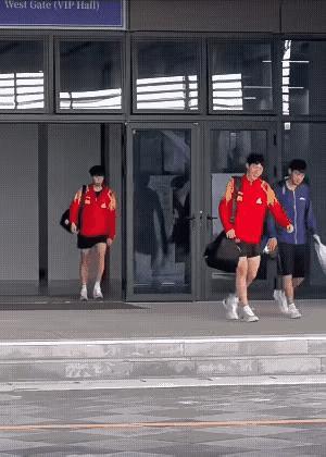太吓人！这球迷是从北京追到海南了吗？

下训后的大头被女子这突如其来的举动吓懵了