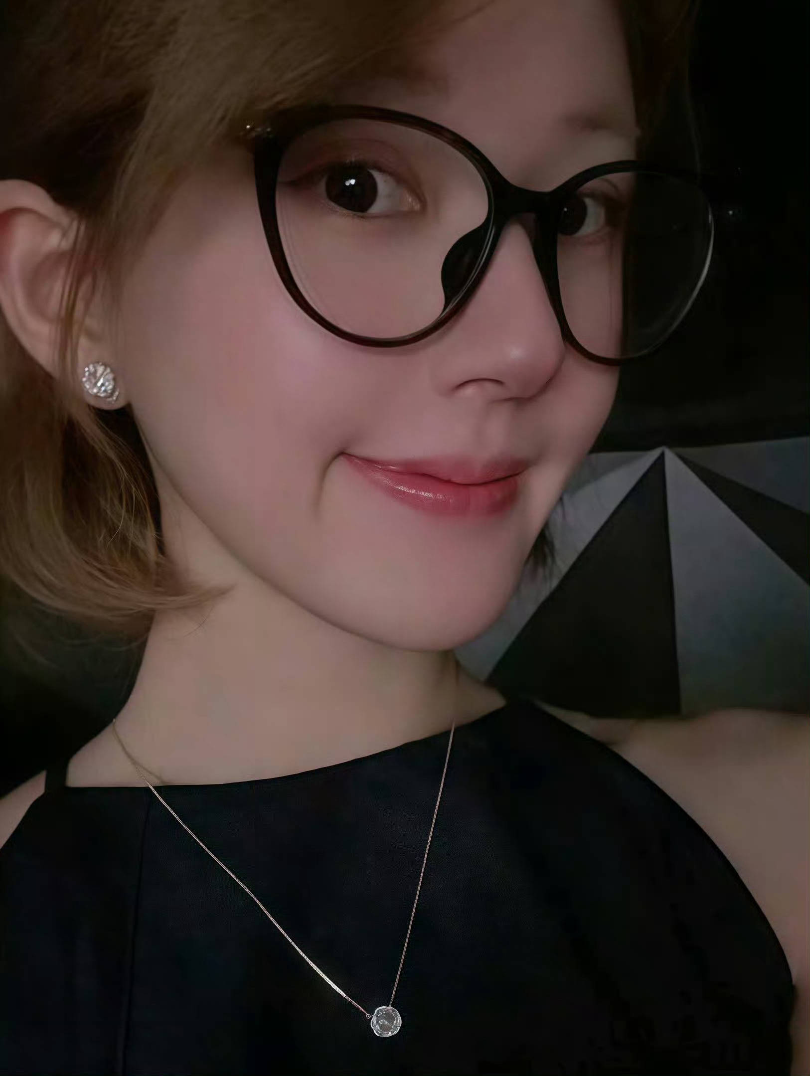 赵露思去看厚本粉丝见面会，笑的好开心[哈哈]赵露思开心就好！ ​​​