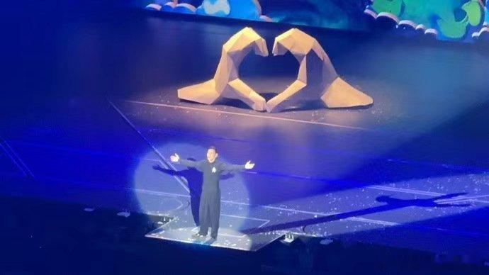 #刘德华你别这样我害怕# 刘德华到底是怎么做到这么努力的开演唱会的？而且每个细节