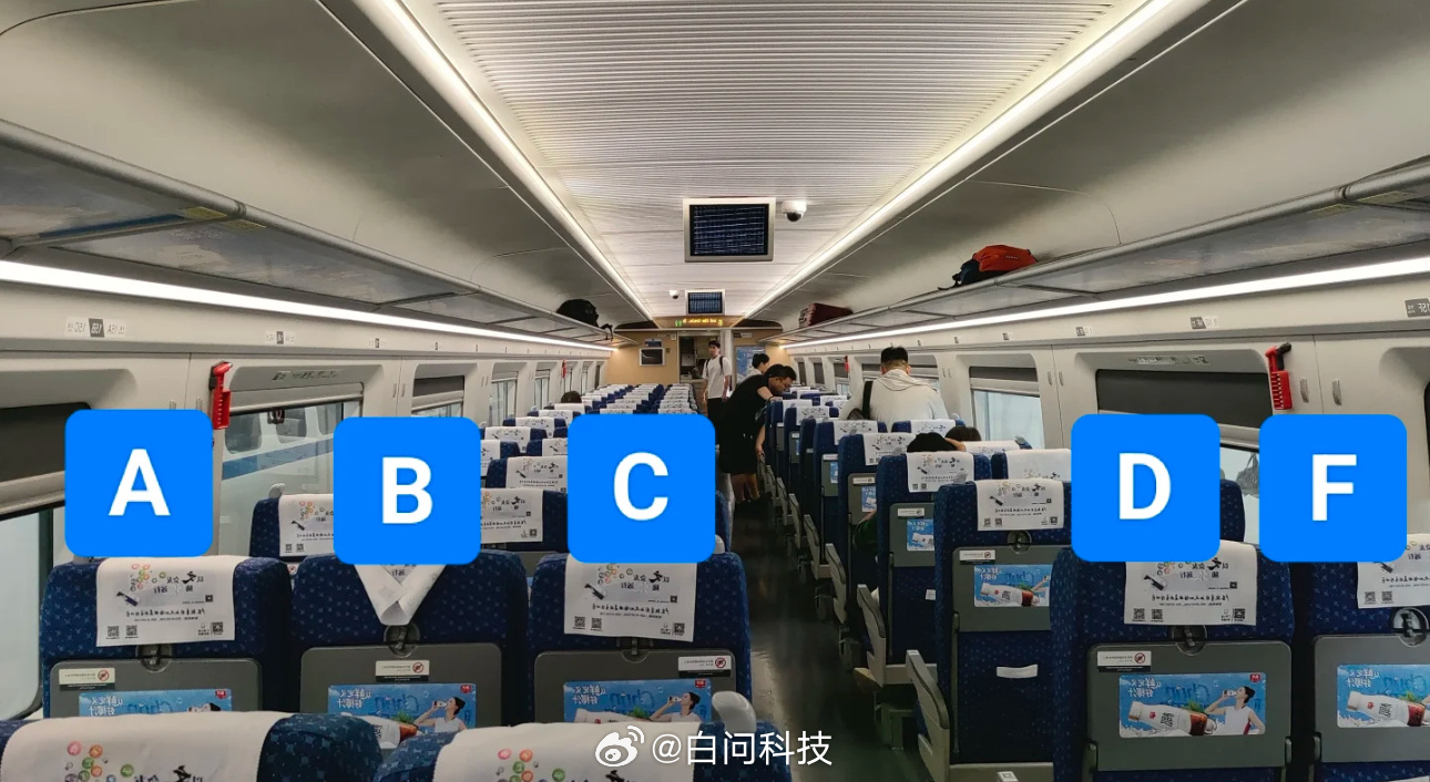 长途的高铁B座确实挺难受的[允悲]左右两边都把胳膊架在扶手上，一整个缩在中间座位