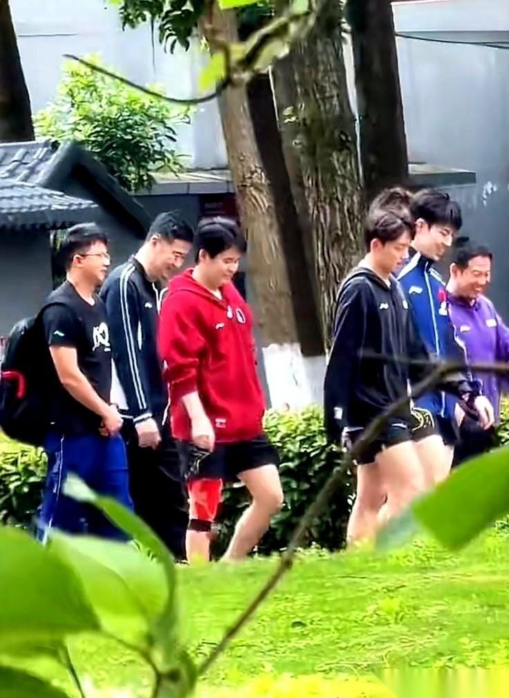 距离百年世乒赛开幕只剩5天。成都的国乒训练场外，气氛却变得有点压抑。
4月22日