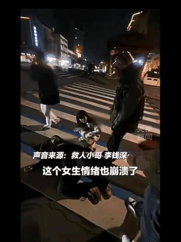 河南许昌的外卖小哥，在深夜等单时，目睹一对情侣在桥上吵架，男生情绪失控，想要跳河