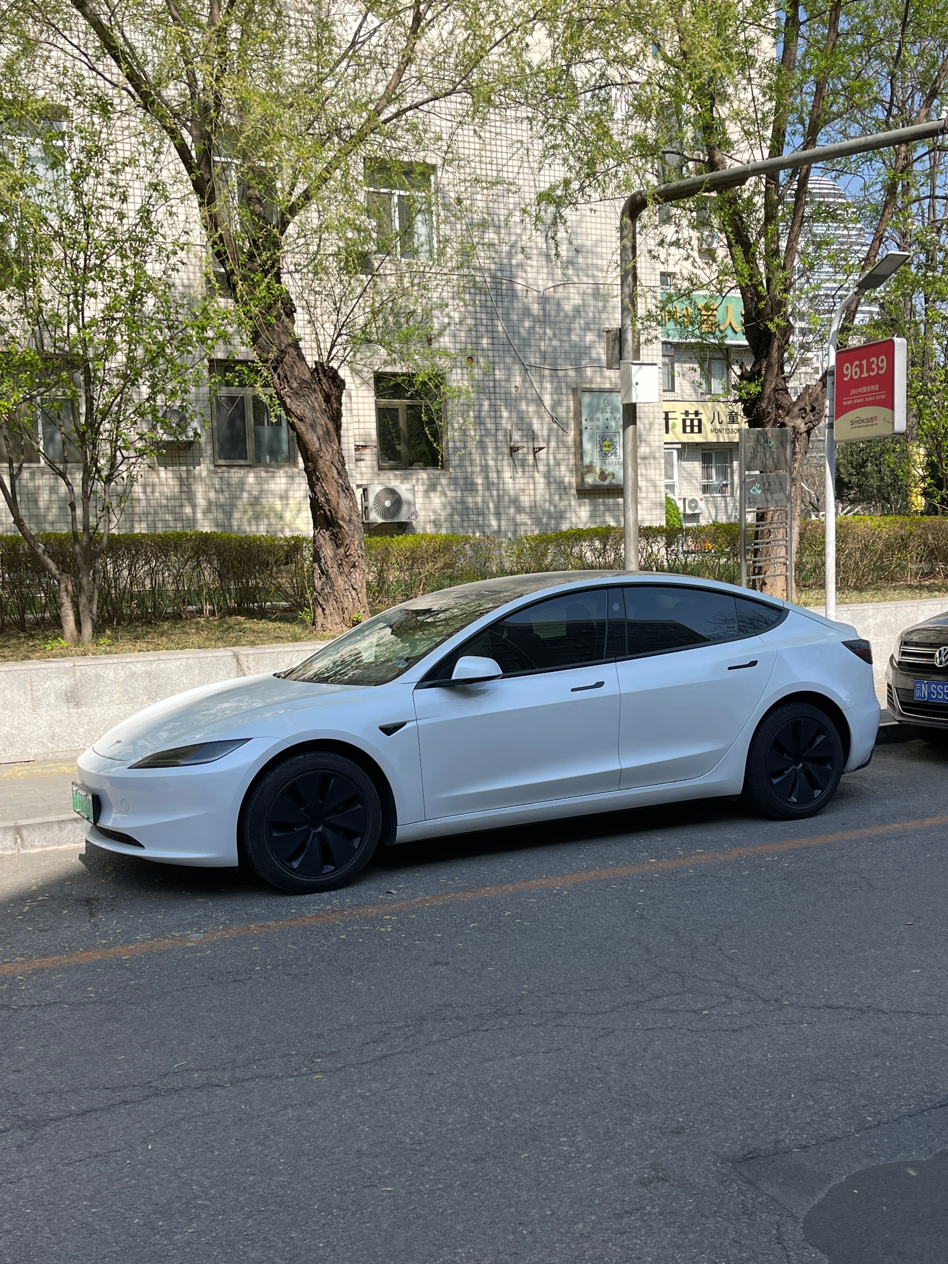 4月1日，财联社报道称，前特斯拉上海工厂生产制造副总裁宋钢，将入职小米汽车。 