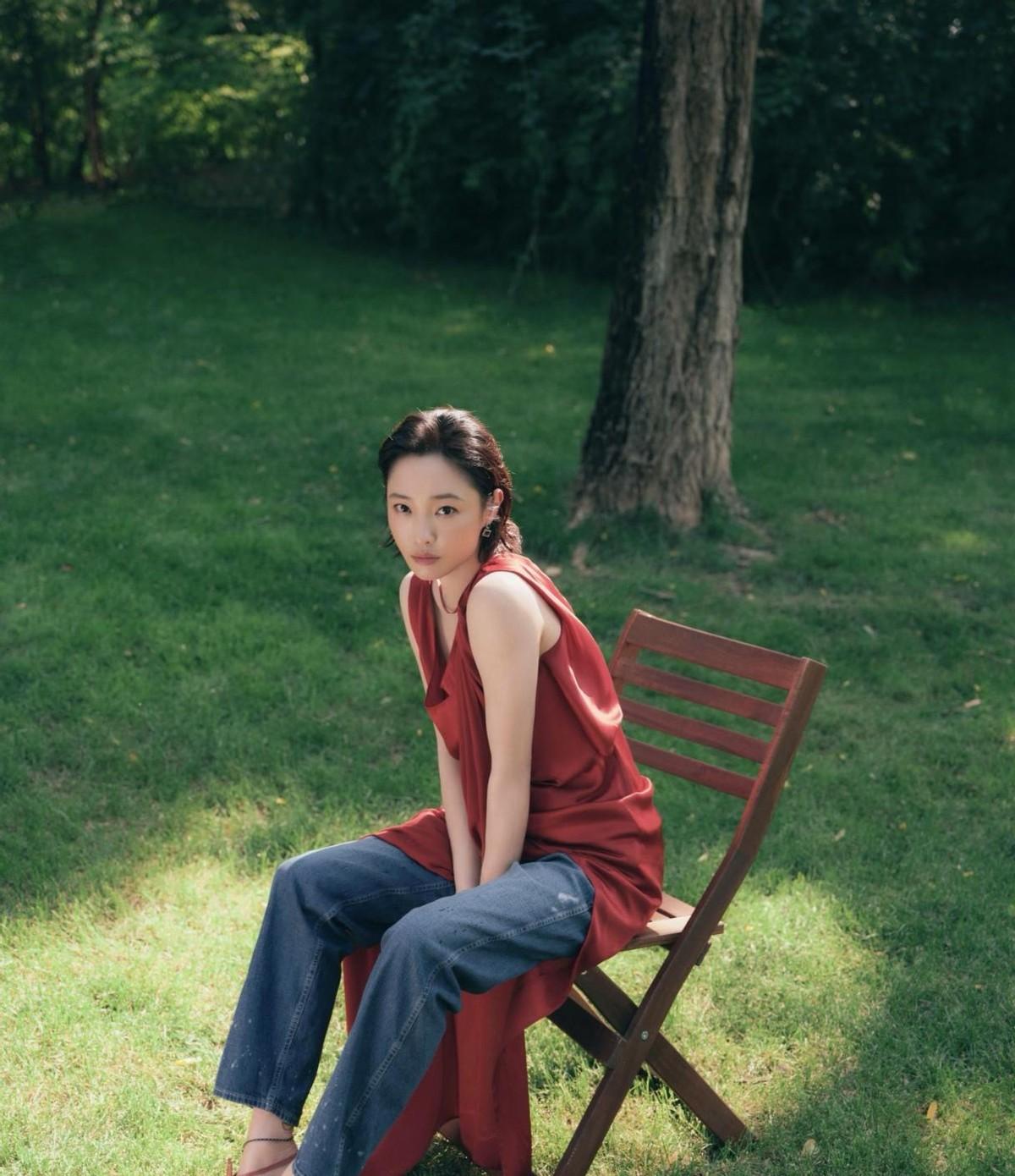 最近某顶级电影盛典的红毯上，一位好不容易凭作品翻身的女演员，硬是把自己活成了一则