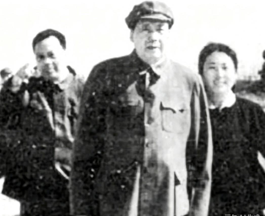 这张珍贵老照片，是毛主席与他的保健护士长吴旭君同行的瞬间。
吴旭君多年陪伴在主席