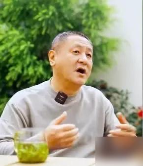 马明宇的看法与董路的观点形成鲜明对比，特别是在对中国足球青少年选材问题的探讨上。