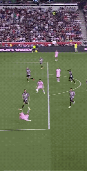 进攻方这球踢的如鱼得水，脚上犹如长了眼晴一样。
10号把球转出后，一下子就闪过了