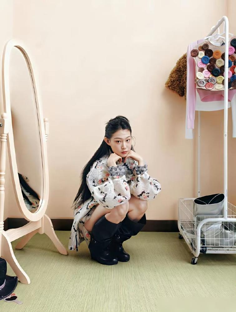 小沈阳女儿美到认不出！第三次封面，当年骂她丑的人脸疼吗？
 
还记得她曾被嘲“最