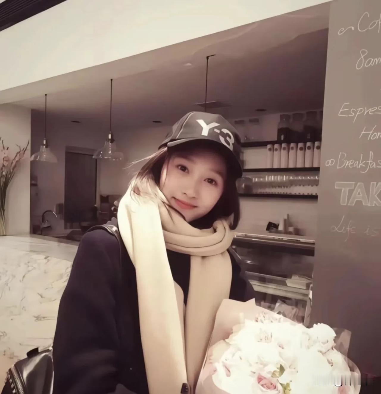 关晓彤知名度高，但咖位与知名度不匹配所以她不算真正意义的火。

她在小巷人家前最