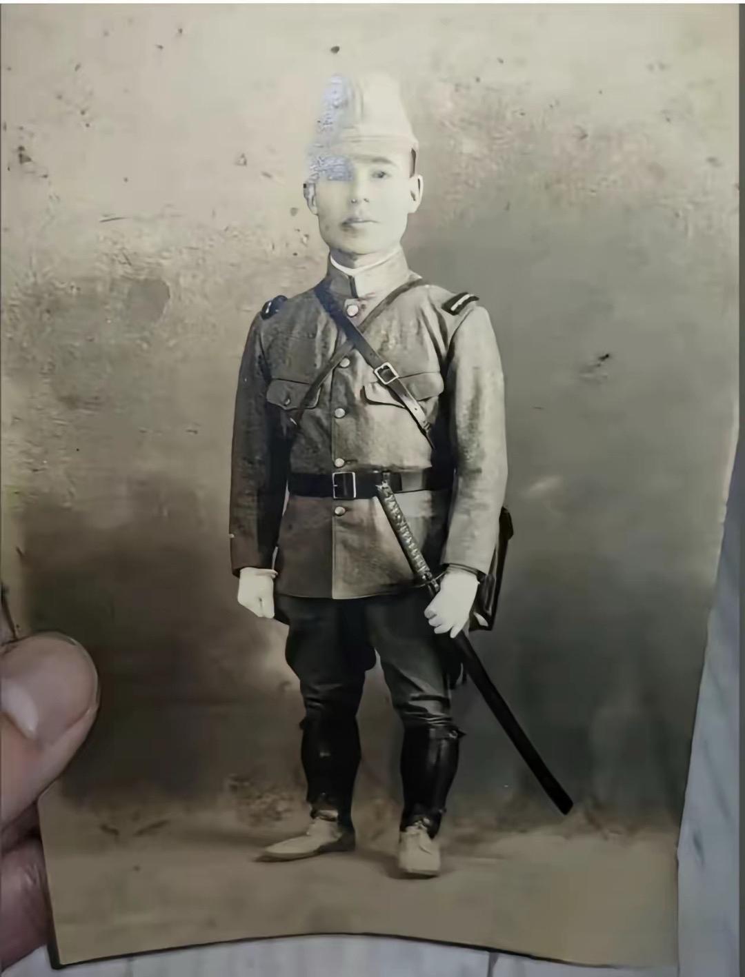 一张你没有见过的老照片。
从前，常听老人们提及日本人时，总念叨着“小日本、小日本