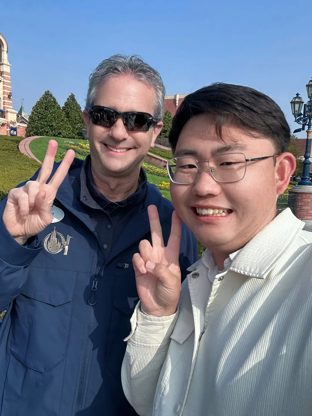 这位帅哥很会比耶✌️哦！