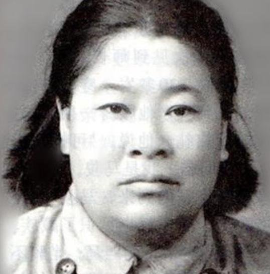 1933年，许世友听说部队有一位武当出身的女侠，便想要切磋一番，他迈着自信的步伐
