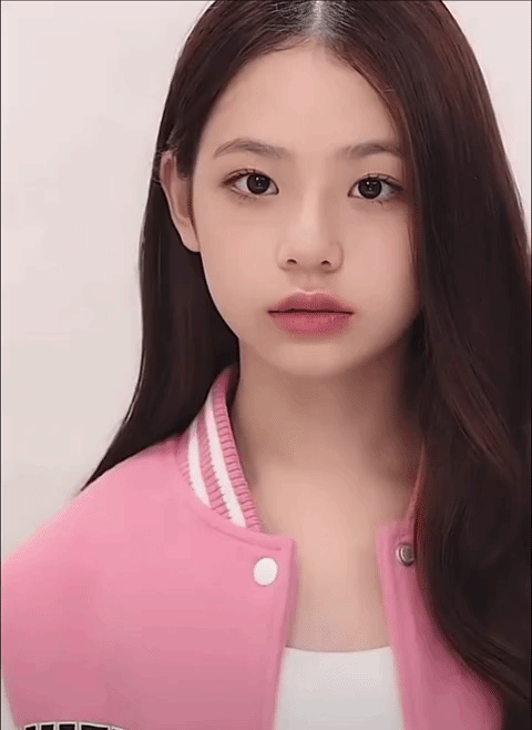 韩国13岁女孩出道跳女团舞，虽然很漂亮，但是想想真的很可怕，牙齿刚换完！就开始做