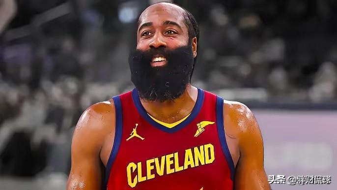 哈登：老板，我老骑士不是养老的，你看在我的带领下球队的大个子莫布利‘吃饼’吃的多