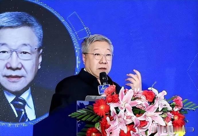 没有错为什么要认？现在不是制造冤案的时代。别以为在网上抱团谩骂就可以逼郑秉文教授