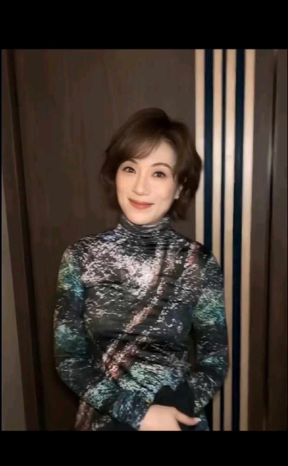 我一直不太喜欢这种绿色，直到看到她穿在身上！觉得这一版的程英选得真好。就是那种自