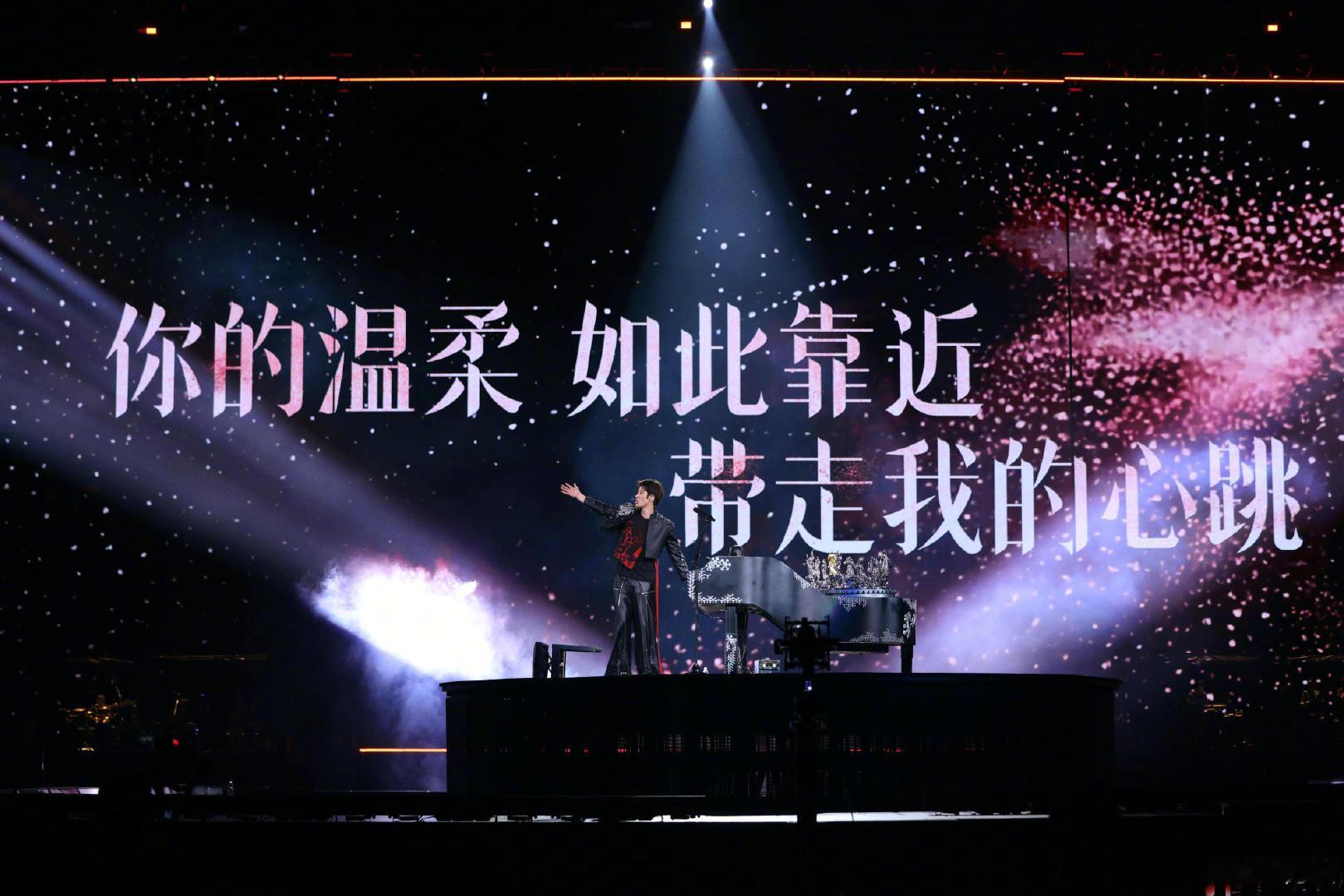 王力宏越热越hot王力宏演唱会富有且慷慨 紧身白色背心把身材勒得明明白白。老头背