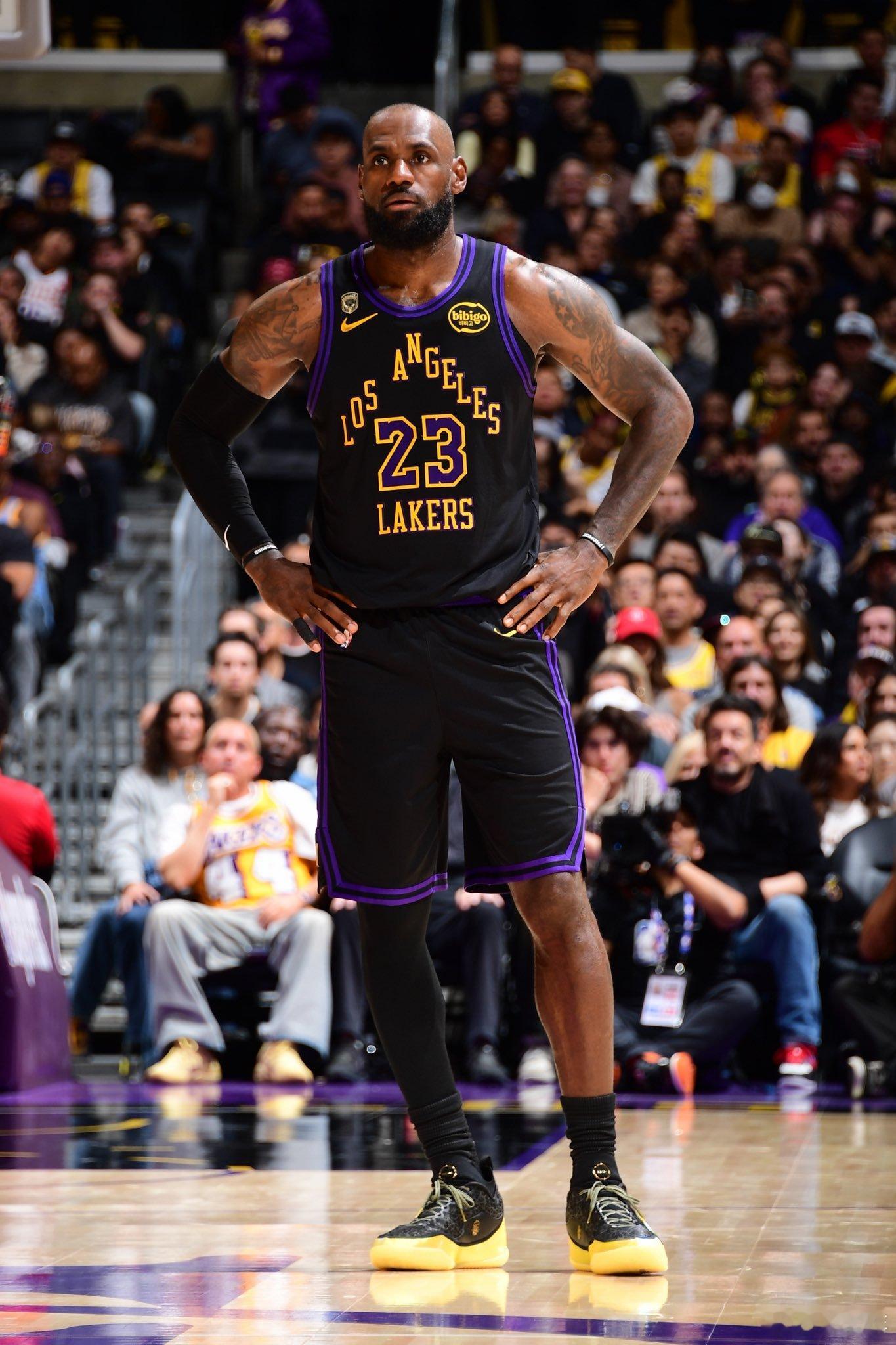 勒布朗，依旧无与伦比。时光老人在他面前，都显得黯淡了很多。火箭vs湖人nba季后