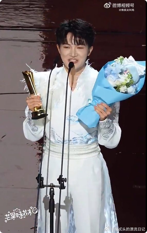 周深领奖全程直拍周深领奖直拍 捧着奖杯蹦蹦跳跳，直拍里的周深就是小太阳，温暖又可