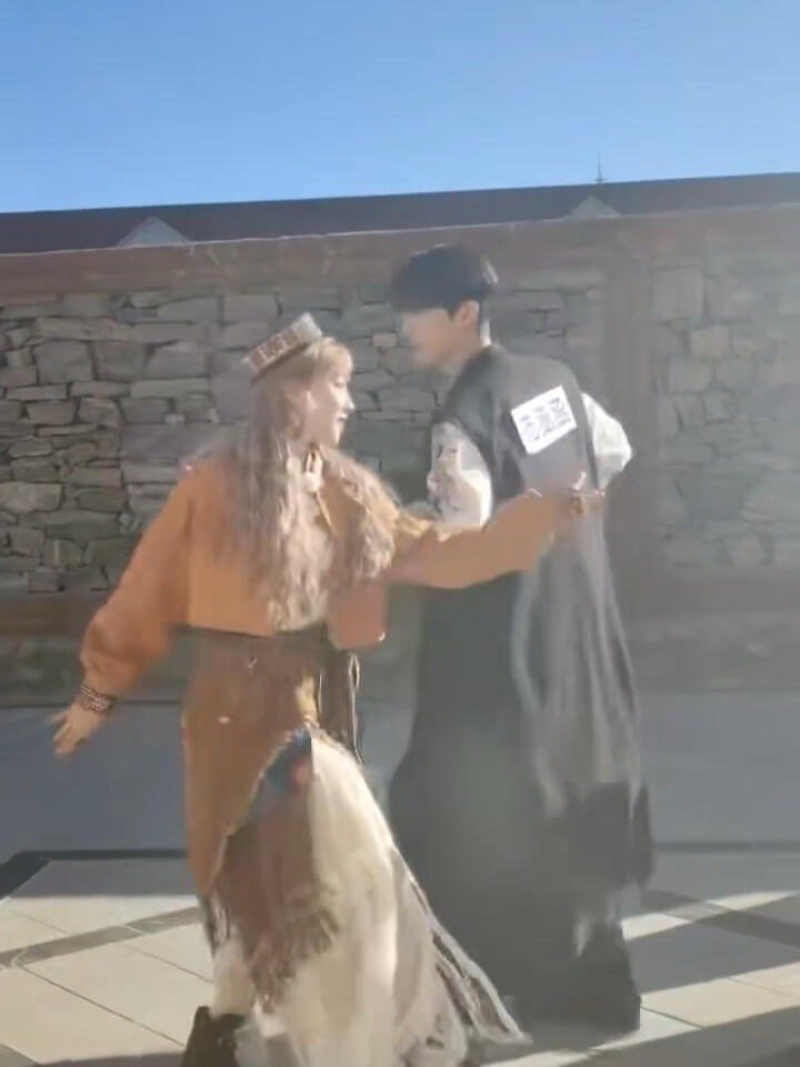 宋雨琦和范丞丞跳新疆舞