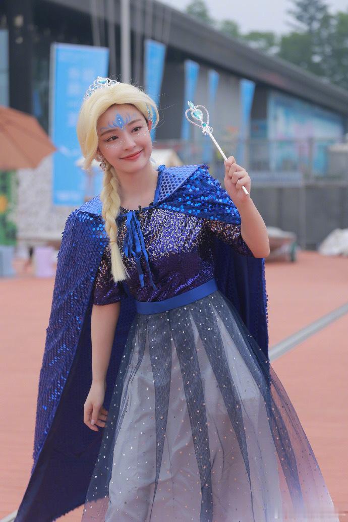 #李莎旻子边唱边跳东湖# 我们的李莎旻子没有哪一个造型是hold不住的，这一次c