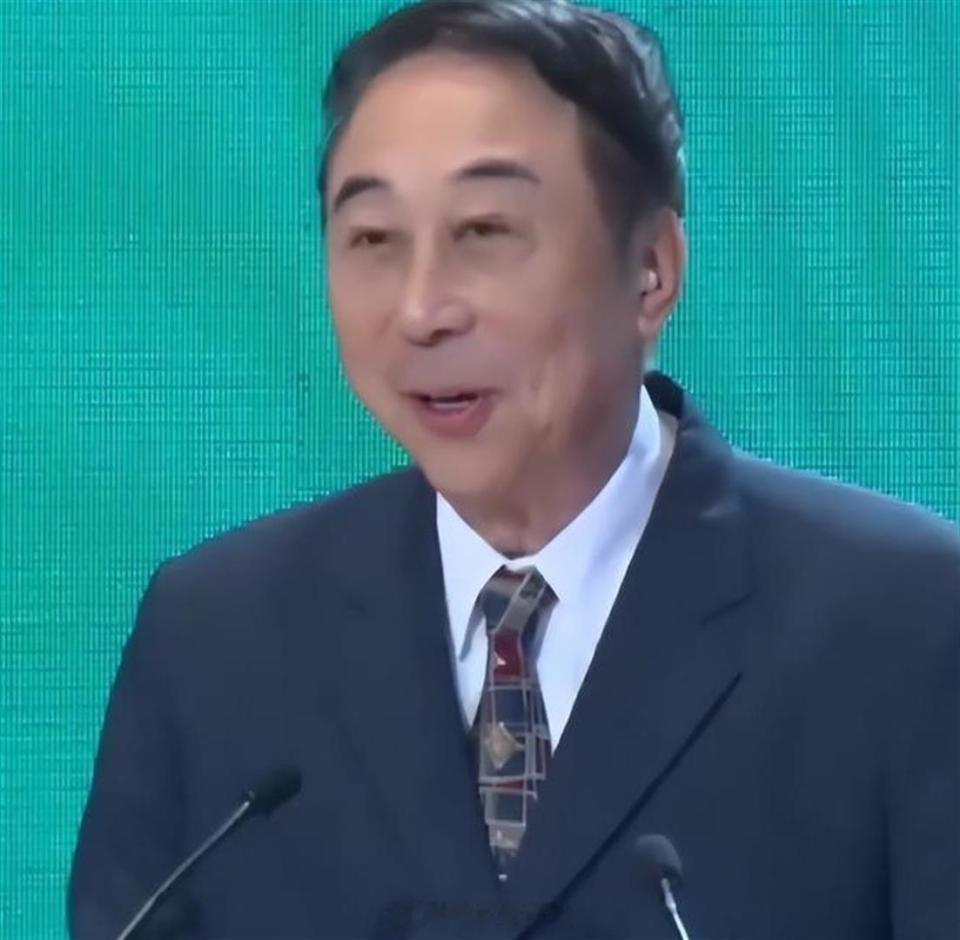 中戏期末汇演偶遇冯巩冯巩演我看到烂剧中戏期末汇演惊喜遇见冯巩，生动的微表情出圈，