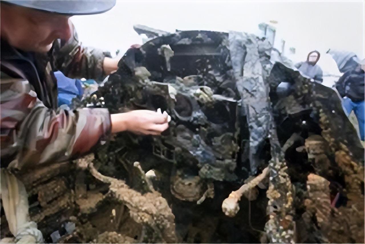 2010年，法国卡昂市奥恩河发生了退潮，有好奇的市民到河边观看。突然，一个市民指