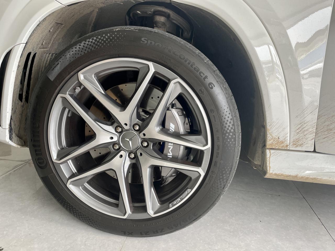 2023款奔驰AMG GLE53升级前六活塞刹车卡钳
升级六活塞刹车卡钳，不仅增